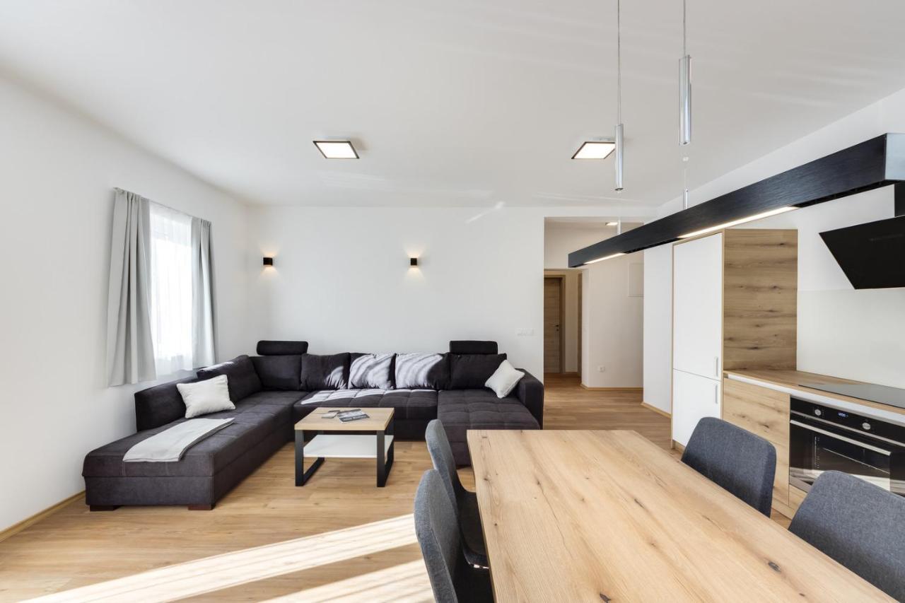 Chic Apartments With Balcony And Spa In מויסטראנה מראה חיצוני תמונה