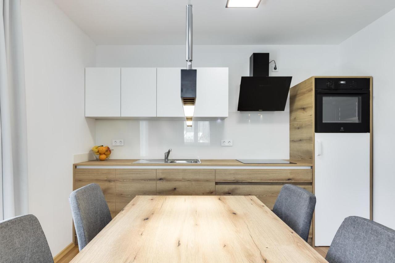 Chic Apartments With Balcony And Spa In מויסטראנה מראה חיצוני תמונה