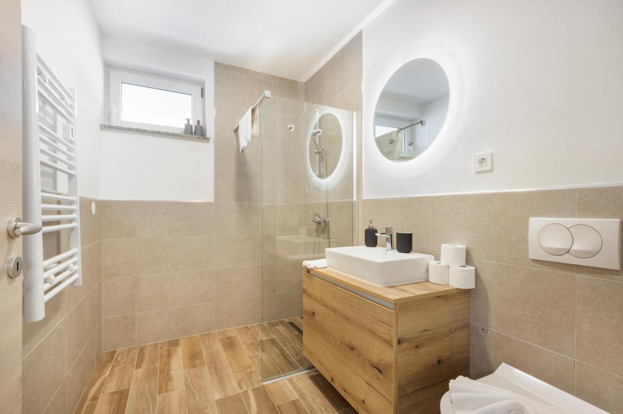 Chic Apartments With Balcony And Spa In מויסטראנה מראה חיצוני תמונה
